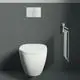 Weißes Wand-WC von Ideal Standard mit flacher Form, daneben eine Handtuchstange, die ein graues Handtuch hält, an einer grauen Wand montiert.